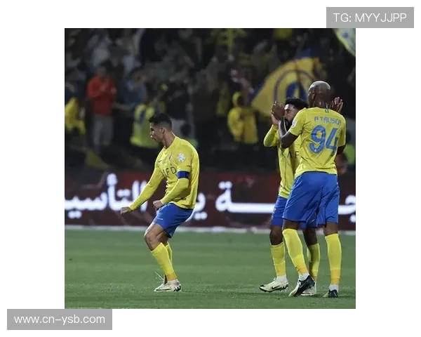 球迷不当行为遭清理，前球员蒙哥马利迅速入场处理异物