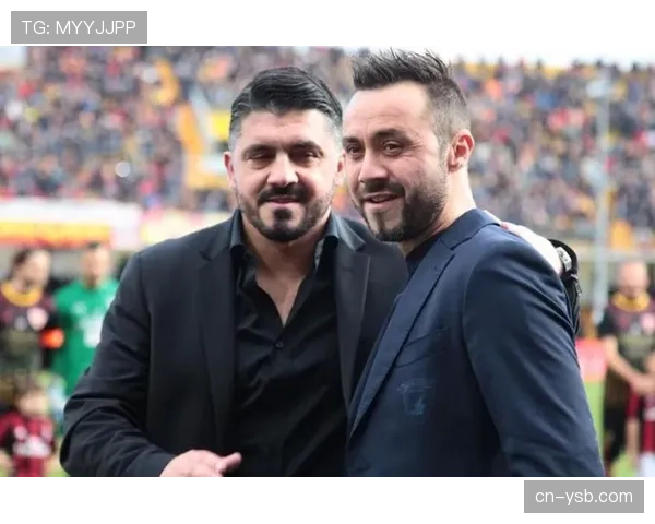 特写镜头:马赛主帅加图索在场边怒摔水瓶,因一次争议越位判罚